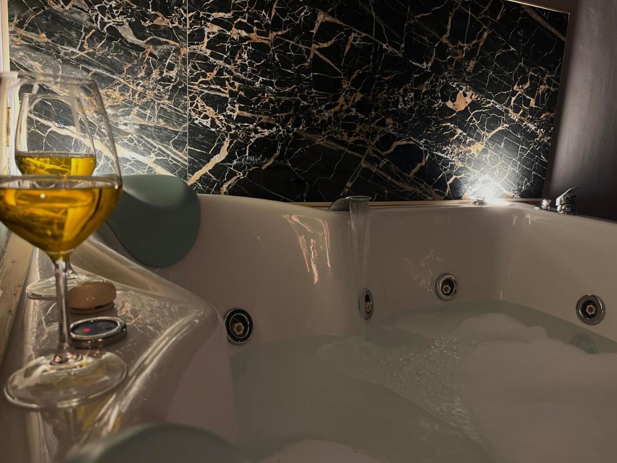 Wineexperience- Wine&Jacuzzi Suite Lecce Kültér fotó